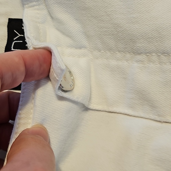 Women's White Cropped Frayed-Hem Jeans - Picture 14 of 14